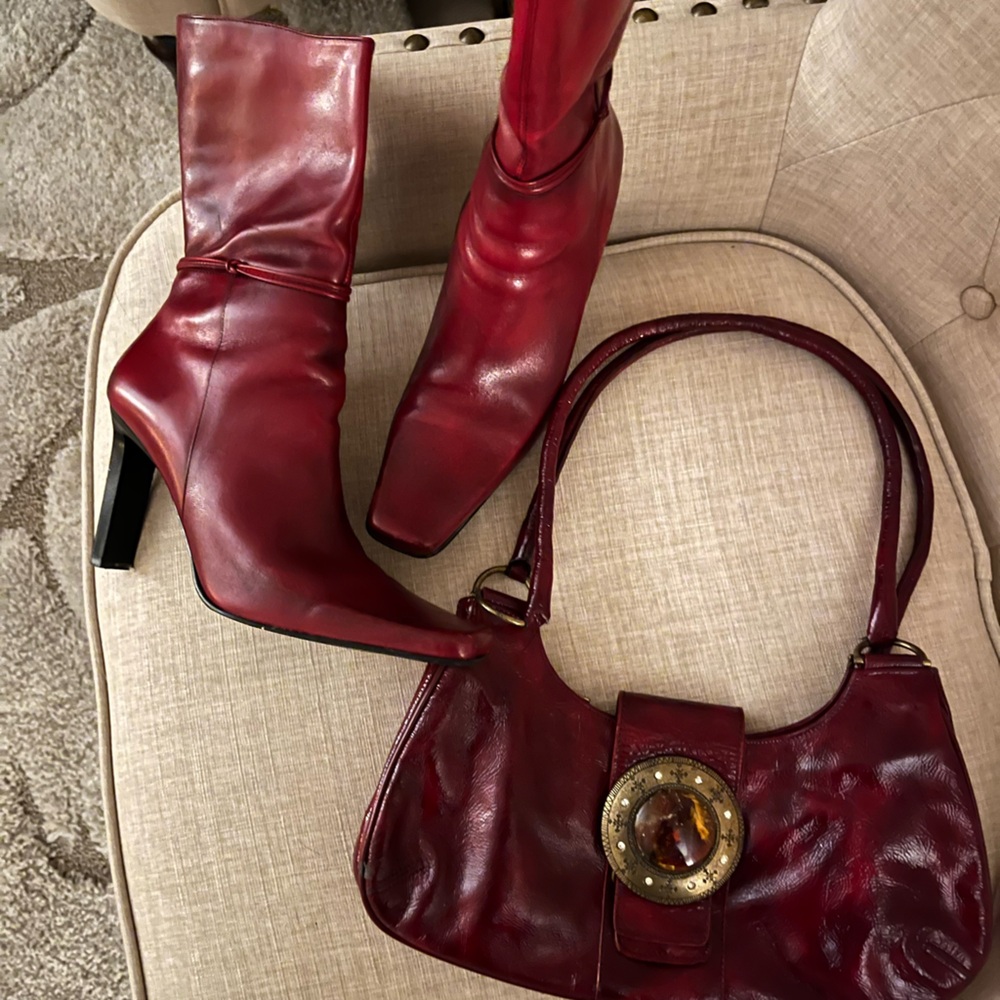 Women’s boots and hand bag to go with it.